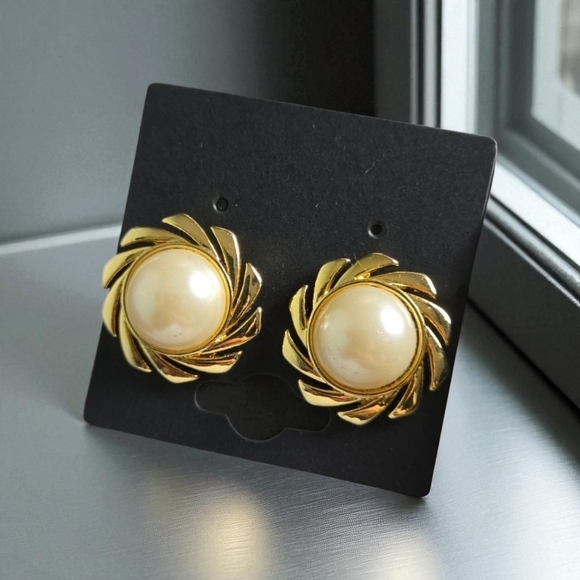 Vintage Gold Tone Fuax Pearl Earrings Clip On Earrings - Picture 2 of 16